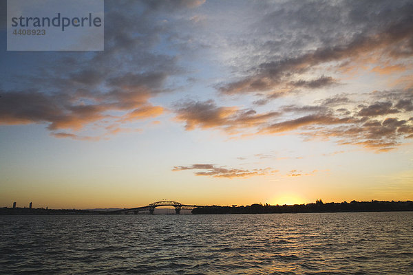 Neuseeland  Auckland  Nordinsel  Blick auf Hafenbrücke bei Sonnenuntergang