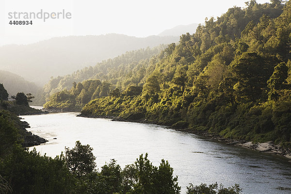 Neuseeland  Südinsel  Westküste  Blick auf den durch die Berge fließenden Buller River