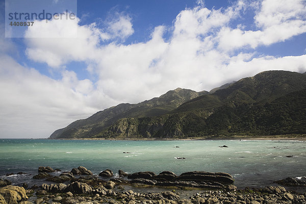 Neuseeland  Südinsel  Kaikoura  Canterburg  Blick auf den Südpazifik mit Berg