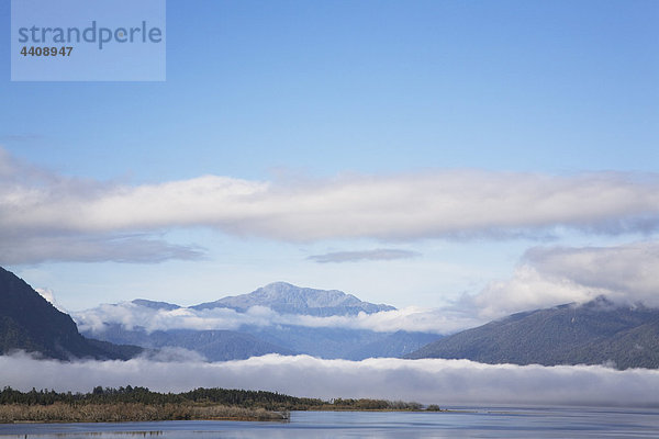 Neuseeland  Südinsel  Westküste  Blick auf den Lake Brunner am Morgen