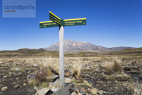 Neuseeland  Nordinsel  Wanderwegschild im Tongariro Nationalpark und Ruapehu im Hintergrund