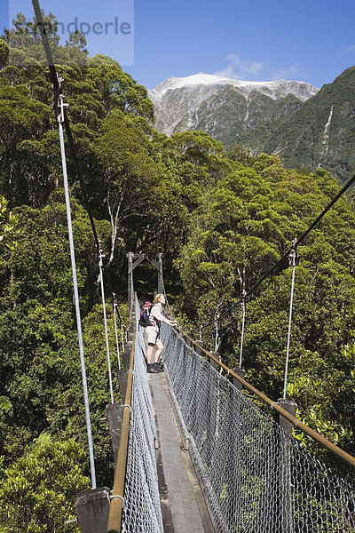 Neuseeland  Südinsel  Frau auf Drehbrücke stehend