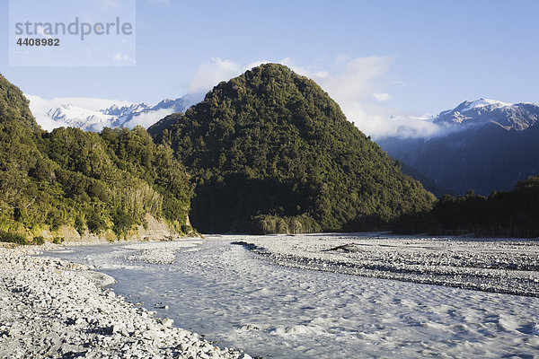 Neuseeland  Südinsel  Blick auf den Westland Nationalpark mit Gletscherfluss und franz josef glacier