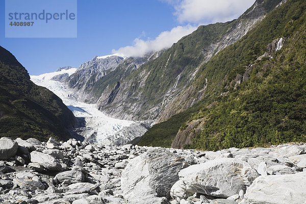 Neuseeland  Südinsel  Blick auf den Westland Nationalpark mit Waiho River und Franz Josef Gletscher