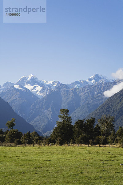 Neuseeland  Südinsel  Westküste  Blick auf den Westland Nationalpark mit Bergen im Hintergrund