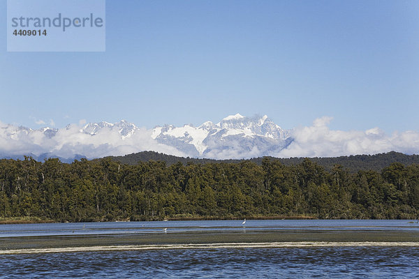 Neuseeland  Südinsel  Westküste  Blick auf die Okarito Lagune mit Bergen im Hintergrund