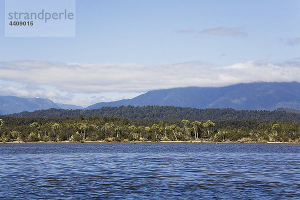 Neuseeland  Südinsel  Westküste  Blick auf die Okarito Lagune mit Bergen im Hintergrund