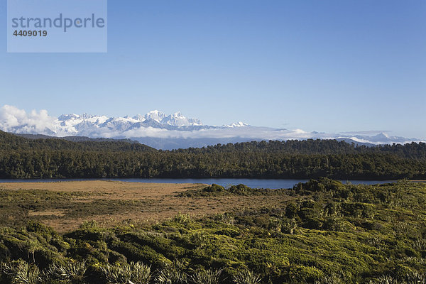 Neuseeland  Südinsel  Westküste  Blick auf den Tai Poutini Nationalpark mit Bergen im Hintergrund