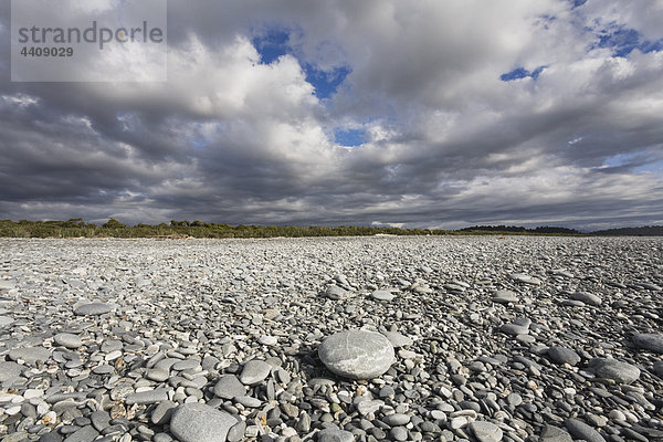 Neuseeland  Südinsel  Westküste  Blick auf Gillespies Beach mit Steinen