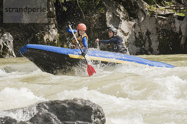 Österreich  Salzburger Land  Junges Paar Ruderkajak im Lammerfluss