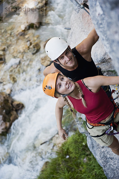 Österreich  Steiermark  Ramsau  Silberkarklamm  Junges Paar Kletterfelsen  lachend