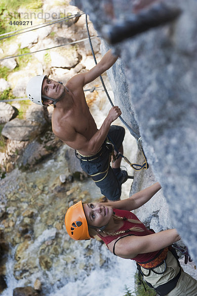 Österreich  Steiermark  Ramsau  Silberkarklamm  Junges Paar Kletterfelsen  Blick nach oben