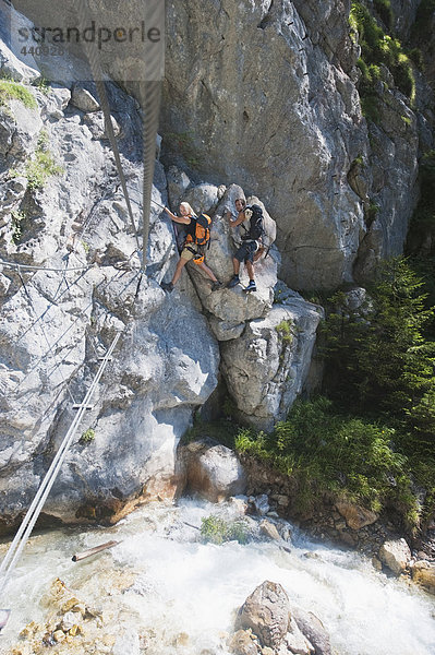 Österreich  Steiermark  Ramsau  Silberkarklamm  Junges Paar Klettern