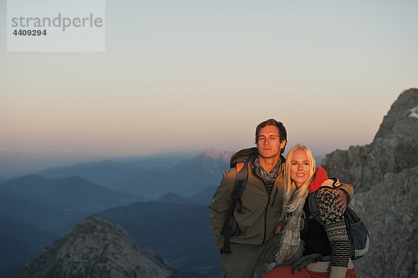 Österreich  Steiermark  Dachstein  Paar auf dem Gipfel stehend  lächelnd