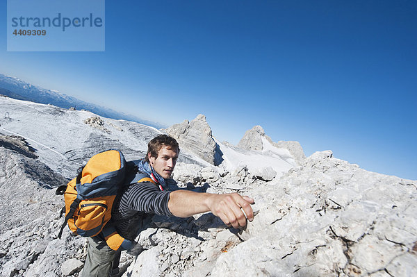 Österreich  Steiermark  Dachstein  Junger Mann im Klettergarten