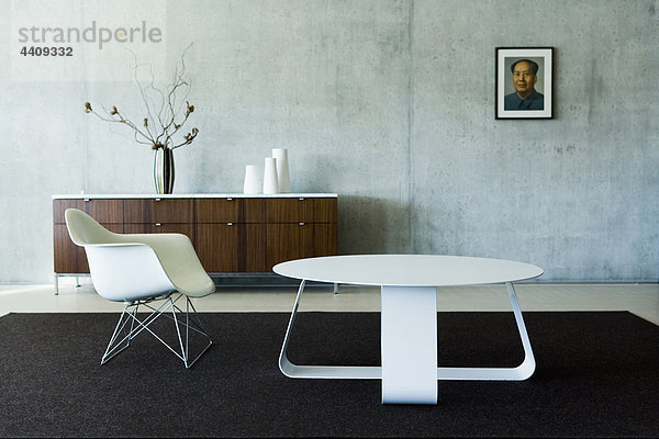 Schweiz  Wintertur  Designerstuhl und Designertisch im Wohnzimmer