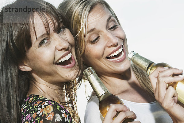 Frauen  die Bier genießen  lächeln