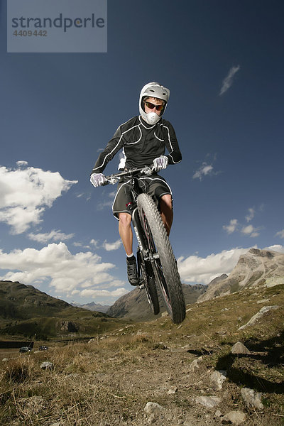 Schweiz  Tessin  Mann beim Stunt auf dem Mountainbike
