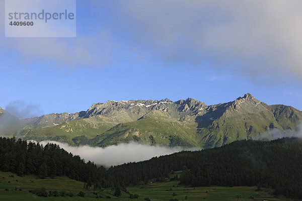 Österreich  Tirol  Kaunertal  Blick auf ländliche Landschaft mit Bergketten