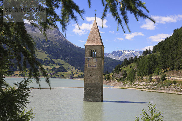 Italien  Tirol  Reschensee  Blick auf die Kirche im Stausee