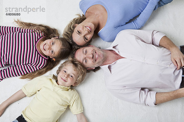 Overhead-Ansicht der Familie lächelnd  Porträt
