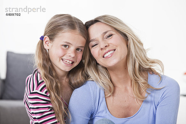 Mutter und Tochter lächelnd  Portrait