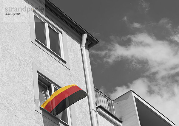 Deutschland  Bayern  München  Deutsche Flagge am Fenster