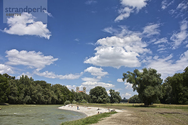 Deutschland  Bayern  München  Menschen an der Isar mit St. Maximilianskirche im Hintergrund