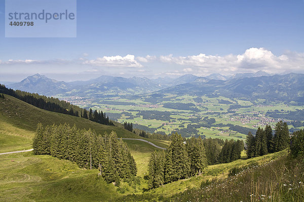 Deutschland  Bayern  Allgäu  Blick auf fischen mit hörnergruppe im Hintergrund