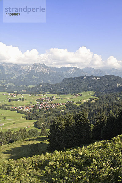 Deutschland  Bayern  Allgäu  Blick auf fischen mit hörnergruppe im Hintergrund