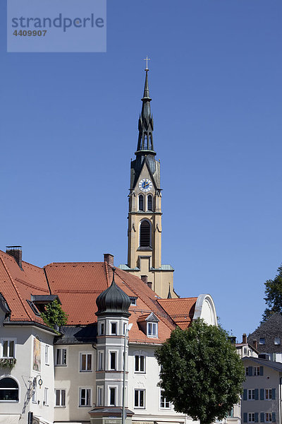 Deutschland  Bayern  Bad Tölz  Blick auf die Stadtpfarrkirche