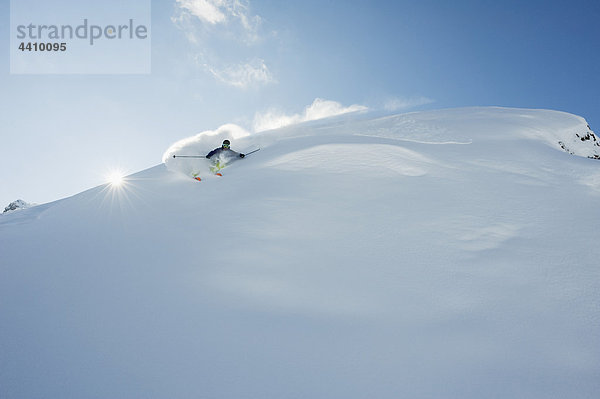 Österreich  Mann beim Skifahren auf dem schneebedeckten Arlberg