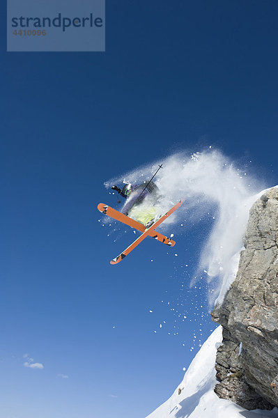 Österreich  Mann springt auf schneebedeckten Arlberg