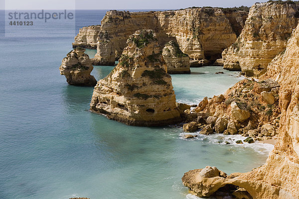 Portugal  Barlavento  Blick auf Küstenklippen mit Meer