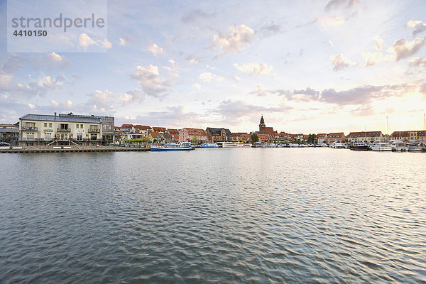 Deutschland  Mecklenburg-Vorpommern  Waren  Hafenansicht mit Stadt in der Abenddämmerung