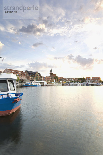 Deutschland  Mecklenburg-Vorpommern  Waren  Hafenansicht mit Stadt im Hintergrund