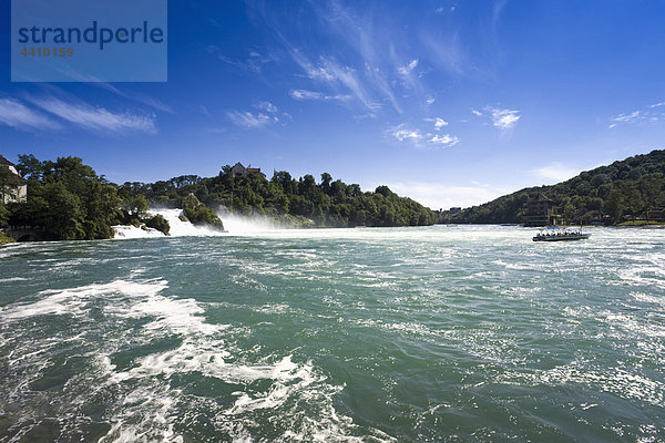 Schweiz  Neuhausen  Blick auf den Rheinfall mit touristischer Schifffahrt