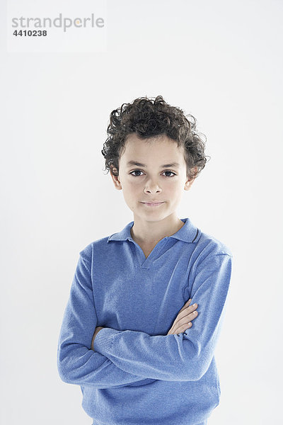 Junge (10-11) stehend mit verschränkten Armen  lächelnd  Portrait