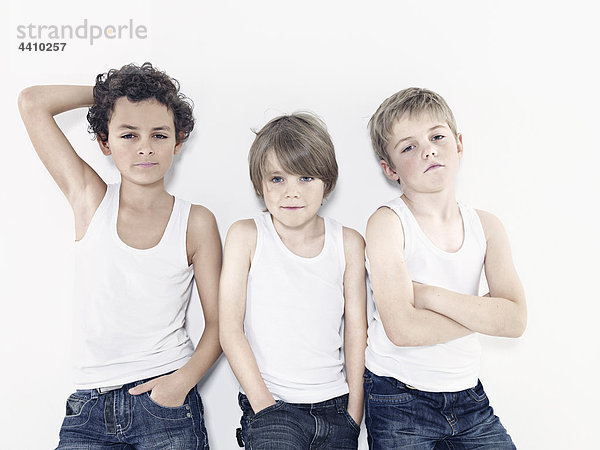 Jungen (8-11) posieren vor weißem Hintergrund