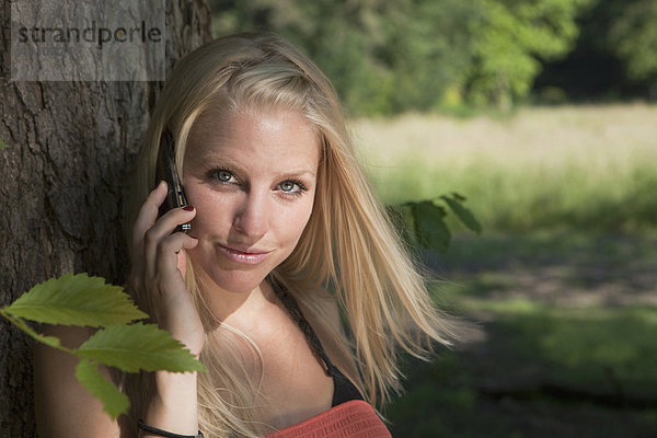 Junge Frau am Telefon  Porträt