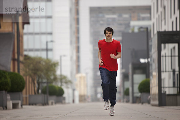 Junger Mann  der joggt.