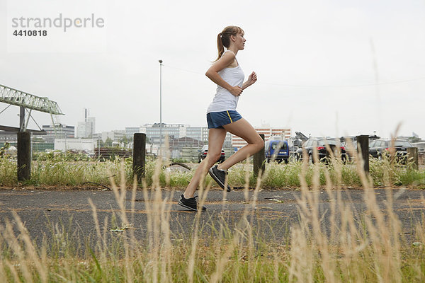 Junge Frau  die joggt.