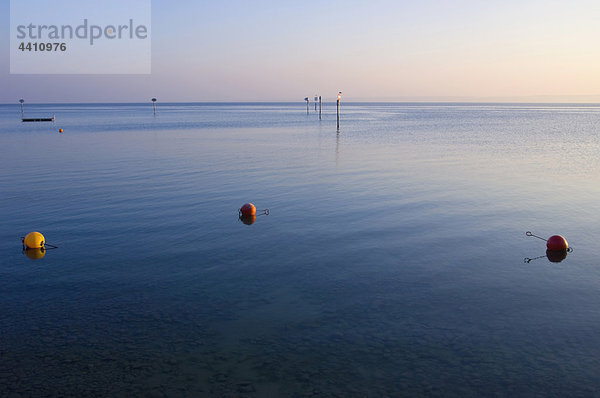 Deutschland  Immenstaad  Bodensee  Boje im See bei Dämmerung