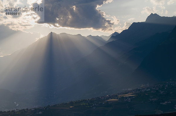 Italien  Südtirol  Meran  Sonneneinstrahlung auf Bergketten