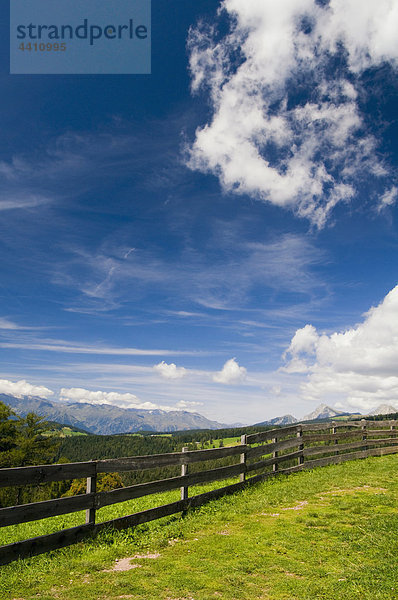 Italien  Südtirol  Jenesien  Zaun mit Berg im Hintergrund