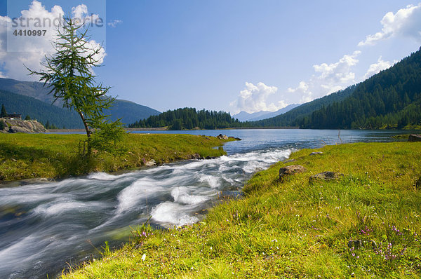 Italien  Südtirol  Ultental  See mit Bergen im Hintergrund