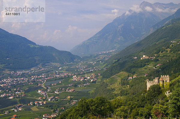 Italien  Südtirol  Vinschgau  Höhenansicht der Stadt mit Berghintergrund