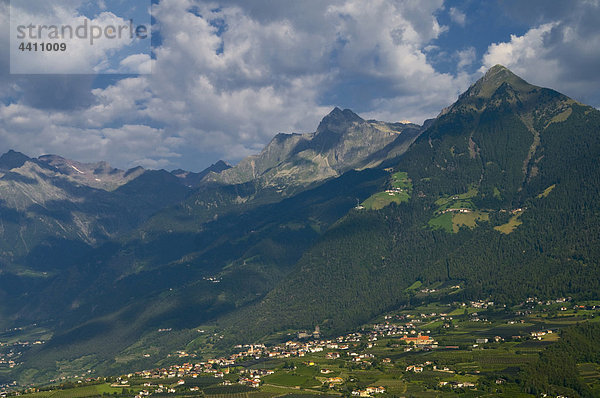 Italien  Südtirol  Meran  Stadtansicht mit Bergen im Hintergrund