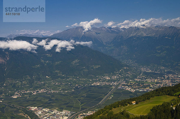 Italien  Südtirol  Meran  Stadtansicht mit Bergen im Hintergrund