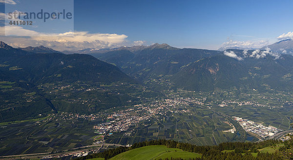 Italien  Südtirol  Meran  Stadtansicht mit Bergen im Hintergrund